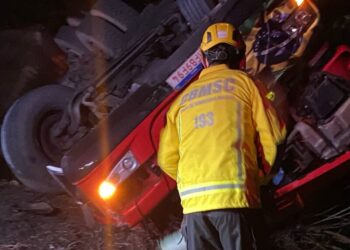 Acidente grave entre caminhão-cegonha e carro deixa um morto na BR-470 em Campos Novos