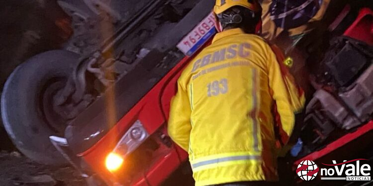 Acidente grave entre caminhão-cegonha e carro deixa um morto na BR-470 em Campos Novos