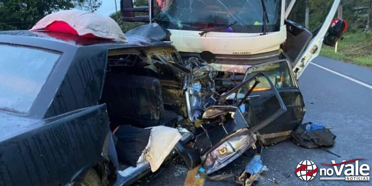 Acidente entre carro e caminhão deixa três mortos na BR-470 no Alto Vale