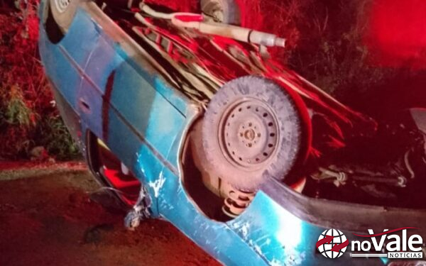 Capotamento de carro é registrado em estrada rural de Zortéa