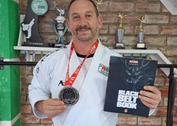 Mestre Valdecir Saretta recebe homenagem de revista especializada de artes marciais