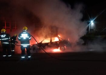 Carro pega fogo no centro de Santa Cecília mobiliza Corpo de Bombeiros