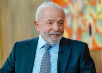 Lula critica Trump e desafia possível taxação dos EUA: “Se ele tiver trucando, vai tomar um seis”