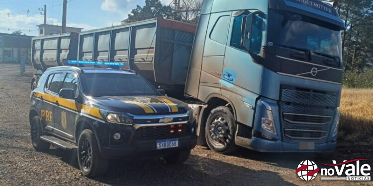 PRF encontra arma e rebite em caminhão com excesso de peso