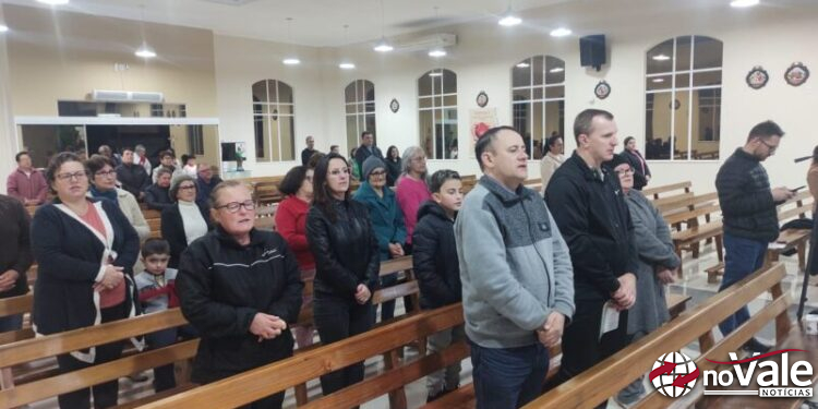 Fiéis participam da primeira noite do tríduo em preparação para a 61ª festa em honra a São Cristóvão