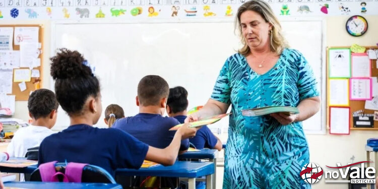 Professores da rede estadual terão reajuste de 11% e bônus por desempenho