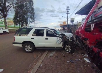 Motorista embriagado quase colide com viatura da PM e bate em máquina agrícola em Campos Novos