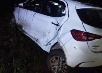 Polícia Militar encontra carro furtado capotado em área rural de Campos Novos