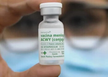 Enfermeira orienta pais sobre alterações calendário de vacinação contra meningite