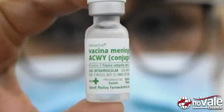 Enfermeira orienta pais sobre alterações calendário de vacinação contra meningite