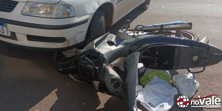 Colisão entre motocicleta e carro deixa mulher ferida em Piratuba