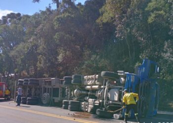 Caminhão tomba na SC-350 e motorista é encaminhado ao hospital em Lebon Régis