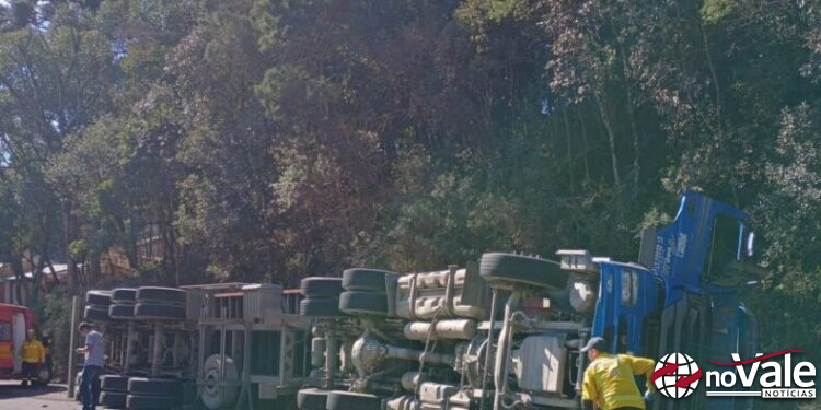 Caminhão tomba na SC-350 e motorista é encaminhado ao hospital em Lebon Régis