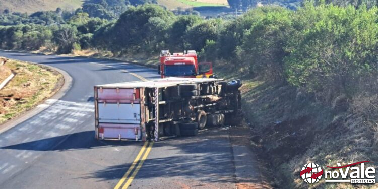 Homem fica ferido em tombamento de caminhão em Zortéa