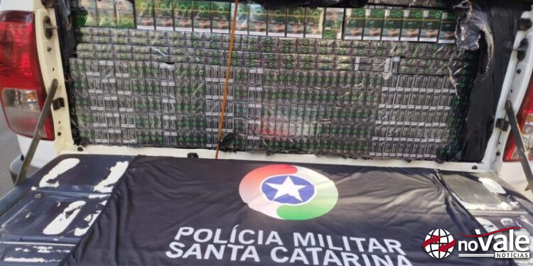 Ação policial apreende mais de 27 mil maços de cigarro em caminhonete no Oeste