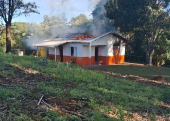 Bombeiros combatem incêndio em residência no interior de Jaborá