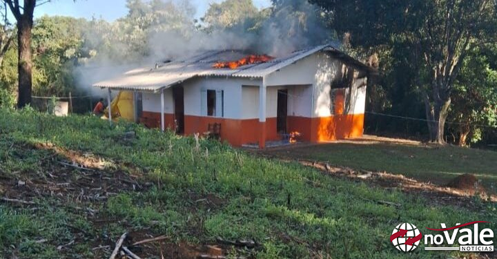 Bombeiros combatem incêndio em residência no interior de Jaborá