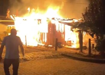 Incêndio destrói residência em Maximiliano de Almeida