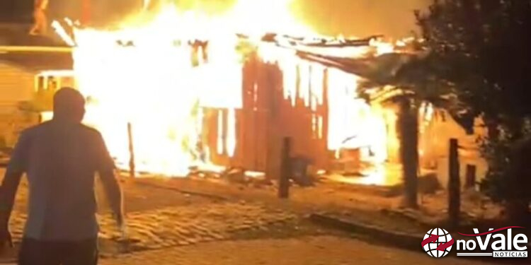Incêndio destrói residência em Maximiliano de Almeida