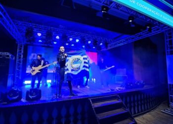 Show com violinista Simão Wolf atrai grande público em Capinzal