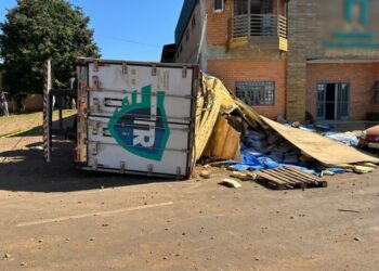 Caminhão desgovernado atinge empresa e deixa dois feridos em Vargeão