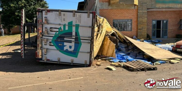 Caminhão desgovernado atinge empresa e deixa dois feridos em Vargeão