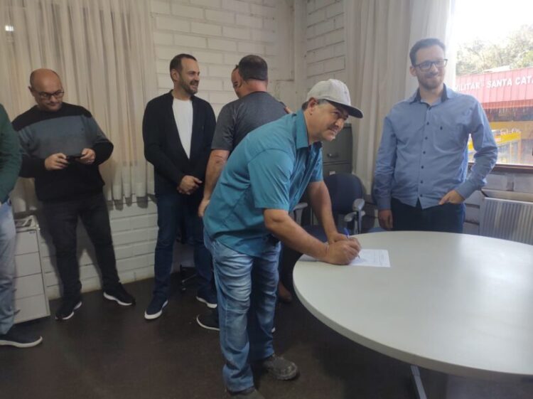 Prefeitura de Capinzal assina ordem de serviço para construção de calçadas na Avenida José Leonardo dos Santos