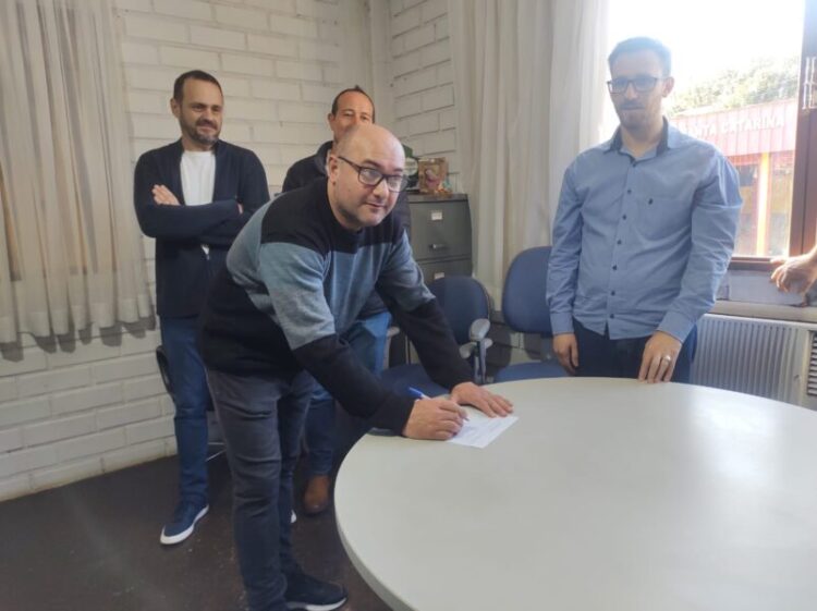 Prefeitura de Capinzal assina ordem de serviço para construção de calçadas na Avenida José Leonardo dos Santos