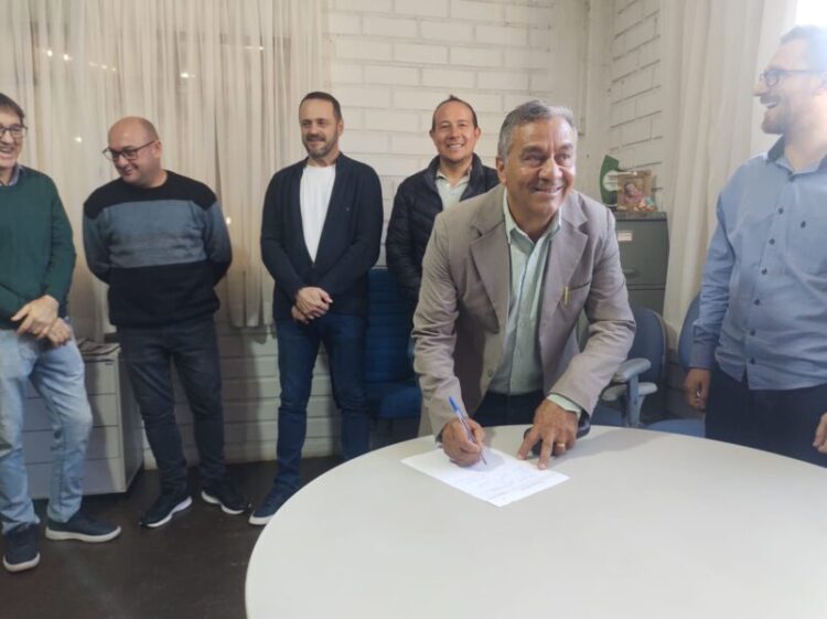 Prefeitura de Capinzal assina ordem de serviço para construção de calçadas na Avenida José Leonardo dos Santos