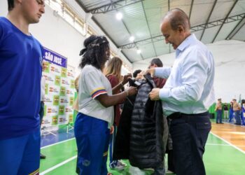 Governo do Estado entrega novos uniformes para alunos do ensino médio do Meio-Oeste