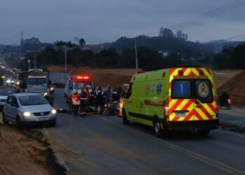 Motociclista morre após ser atropelado por caminhão na BR-470 em SC