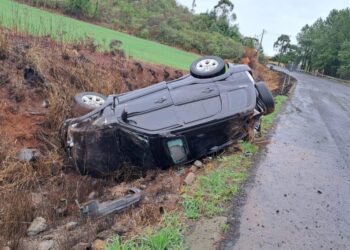 Más condições de rodovia causam tombamento de veículo e deixa um ferido na SC-390 entre Capinzal e Campos Novos
