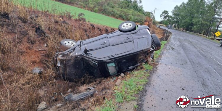 Más condições de rodovia causam tombamento de veículo e deixa um ferido na SC-390 entre Capinzal e Campos Novos