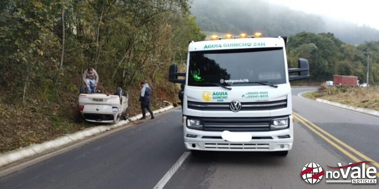 Saída de pista seguida de capotamento deixa jovem de 26 anos ferido em Ouro