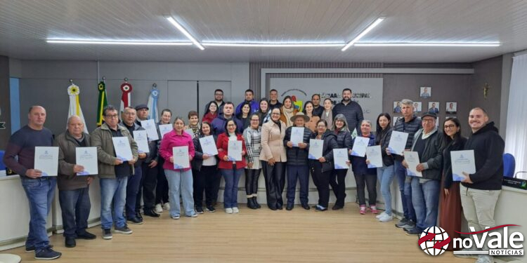 Administração de Zortéa entrega 26 escrituras para moradores do Bairro Imigrantes