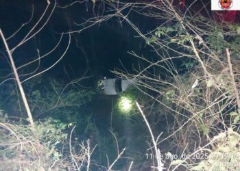 Veículo com 2 ocupantes cai de ribanceira em Videira