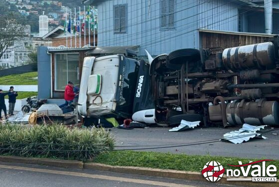 Colisão traseira seguida de tombamento de carreta em Seara