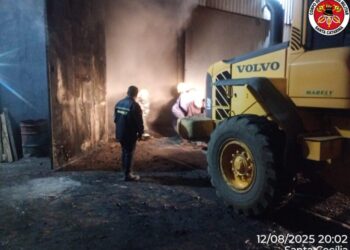 Corpo de Bombeiros combate incêndio em madeireira em Santa Cecília