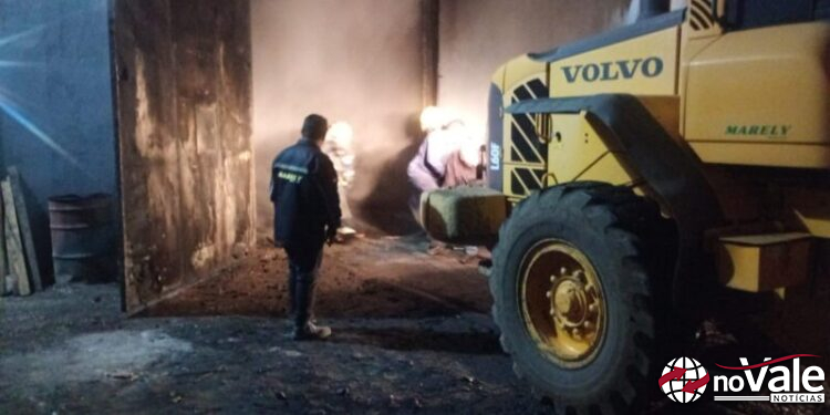 Corpo de Bombeiros combate incêndio em madeireira em Santa Cecília