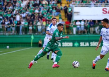 Chapecoense sobe para terceira colocação da série B com 2 gols de Walter