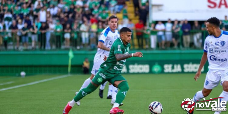 Chapecoense sobe para terceira colocação da série B com 2 gols de Walter