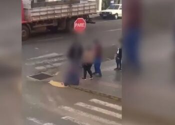 Tentativa de feminicídio: Homem ataca a ex-namorada na rua com barra de ferro no Oeste