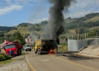 Incêndio atinge caminhão caçamba no Distrito da Barra do Leão