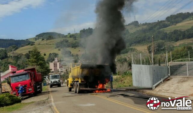 Incêndio atinge caminhão caçamba no Distrito da Barra do Leão