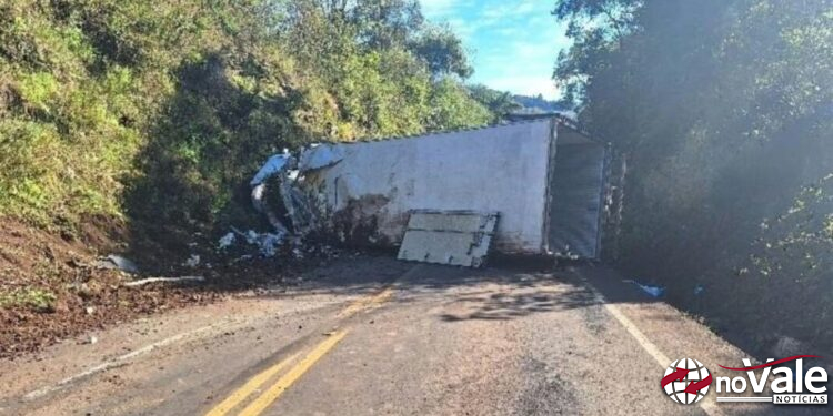 Caminhão fica destruído e motorista sai ileso após acidente no Oeste