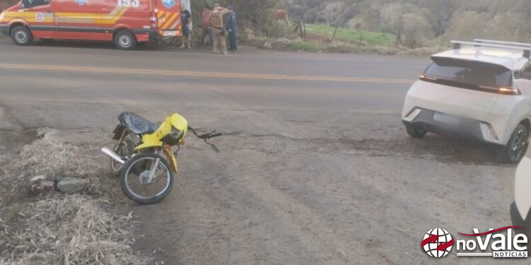 Acidente entre carro e motoneta deixa homem ferido na SC 451