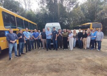 Administração de Capinzal entrega veículos a secretária de educação