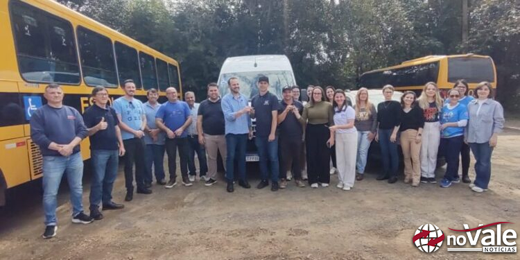 Administração de Capinzal entrega veículos a secretária de educação