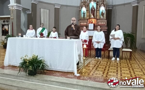 Fiéis participam da sexta noite da novena em preparação à 26ª Romaria de Frei Crispim