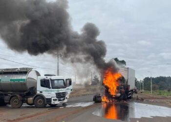 Acidente com caminhões no Oeste! Um deles pegou fogo e ficou destruído